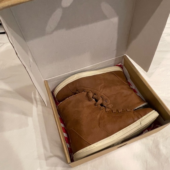 Suede Boot with sherpa inside - Picture 1 of 5